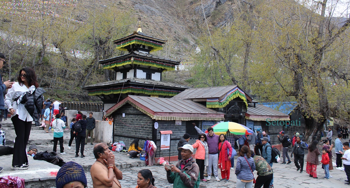 मुक्तिनाथ दर्शन गर्न हिमालपारि पुगेका भारतीय पर्यटक। तस्बिरः युवराज श्रेष्ठ/सेतोपाटी